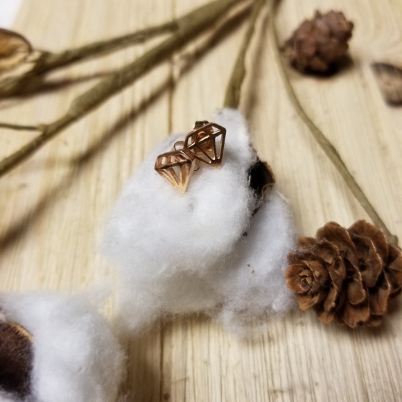 💎💎💎Beautiful Stainless Steel Diamond shape earrings in ROSE GOLD 💎💎💎 - Picture 5 of 9